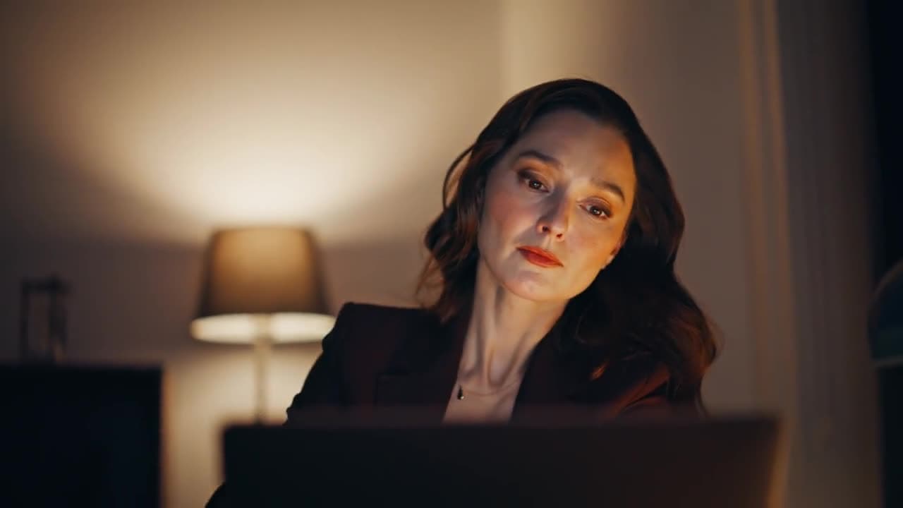 Una profesional trabajando de noche frente al computador